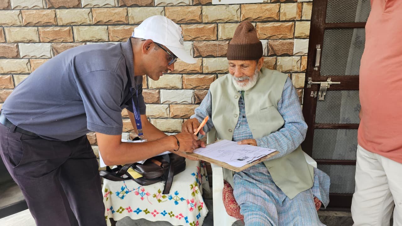 चमोली में SIR अभियान शुरू, 592 बीएलओ घर-घर पहुंचकर कर रहे मतदाता सत्यापन, प्रख्यात पर्यावरणविद चंडी प्रसाद भट्ट ने भरवाया गणना प्रपत्र, नागरिकों से लोकतंत्र को मजबूत बनाने के लिए अभियान में भागीदारी की अपील