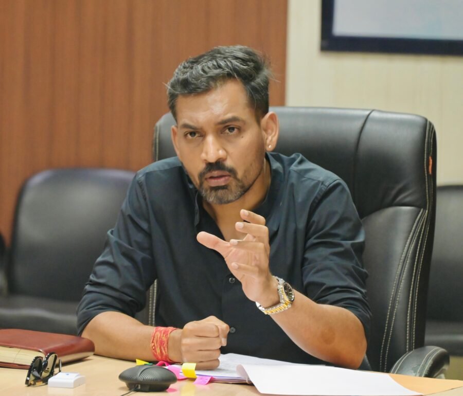कूड़ा उठान एवं निस्तारण कार्यों की माइक्रो स्तर पर की जाएगी निगरानी – डीएम डॉ. आशीष चौहान
