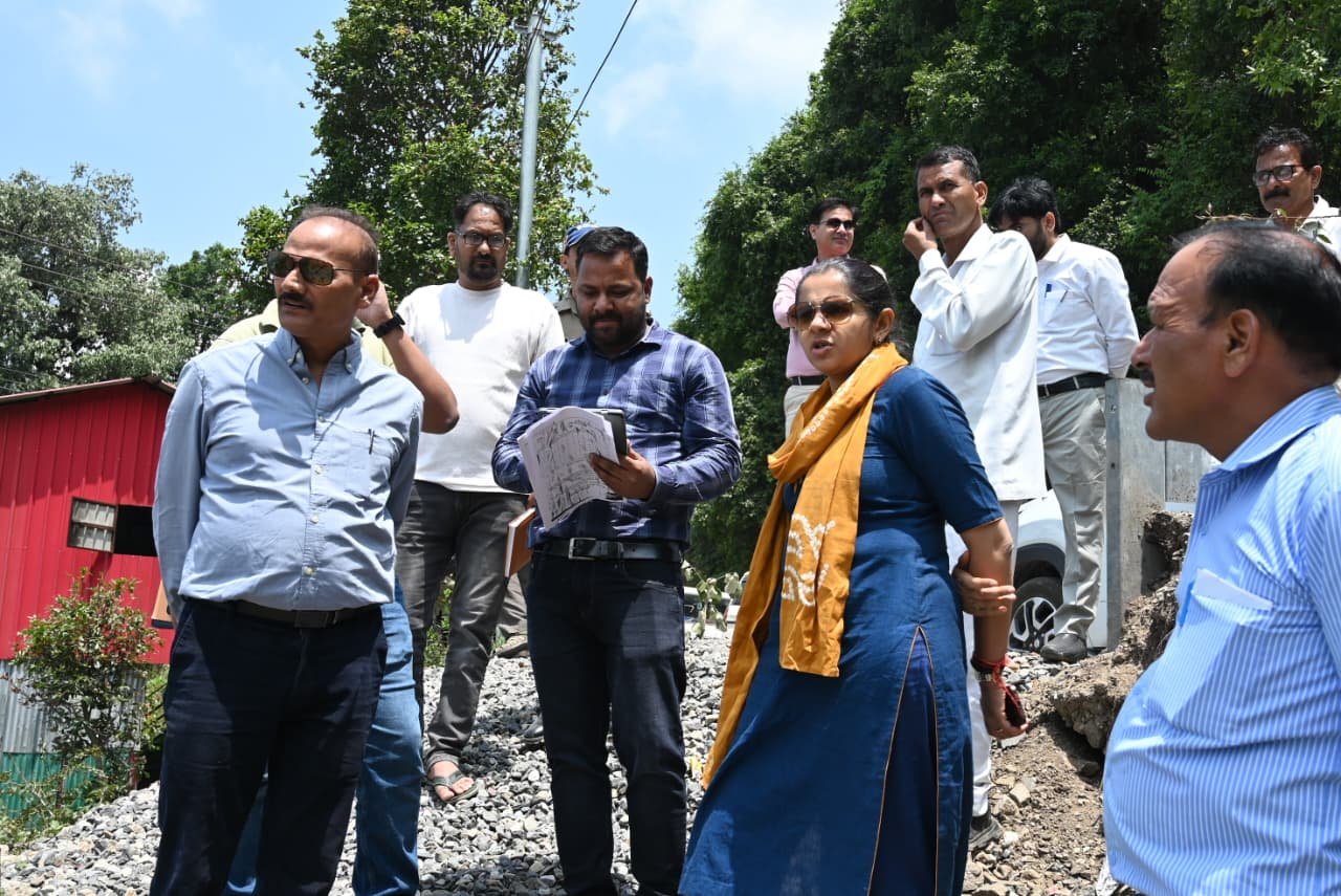 डीएम नितिका खण्डेलवाल ने सुरकंडा देवी मंदिर पार्किंग निर्माण कार्य का किया स्थलीय निरीक्षण, धीमी प्रगति पर जताई नाराजगी, दिए सख्त निर्देश