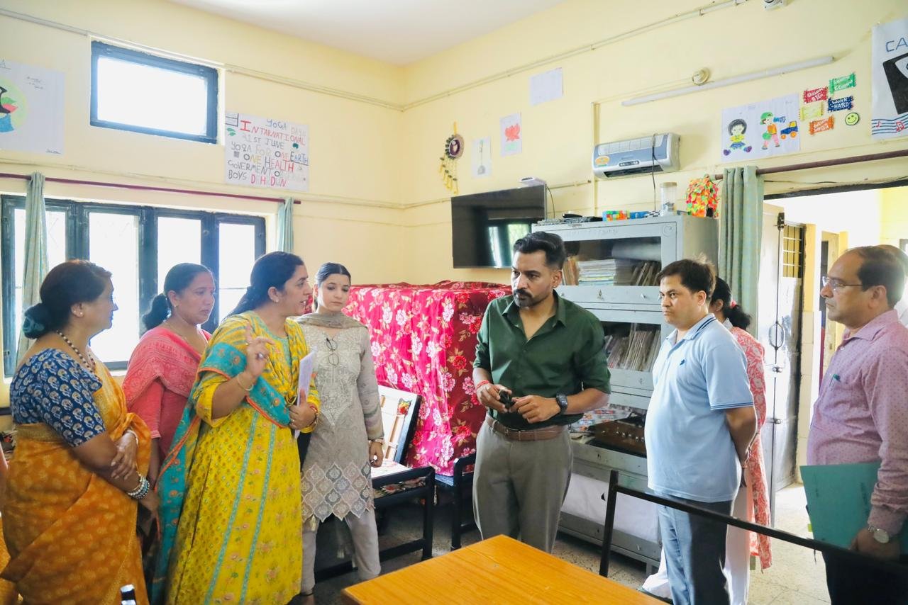 डीएम डॉ. आशीष चौहान ने नारी निकेतन, बाल सुधार गृह एवं किशोरी गृह का किया निरीक्षण; सुरक्षा, स्वास्थ्य, शिक्षा एवं पुनर्वास व्यवस्थाओं को और सुदृढ़ बनाने के दिए निर्देश