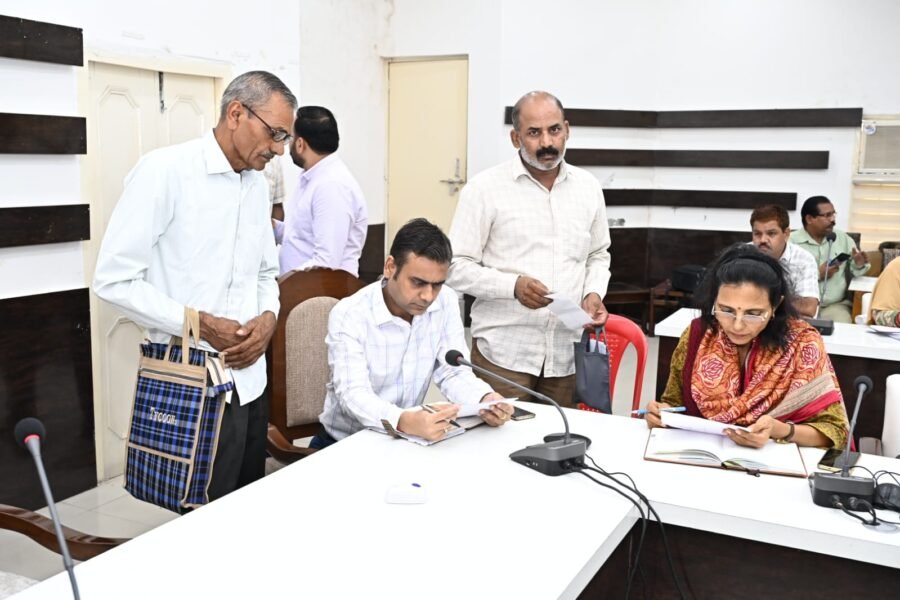 जनसुनवाई में 44 शिकायतें दर्ज, 22 का मौके पर निस्तारण; एडीएम वैभव गुप्ता ने अधिकारियों को दिए समयबद्ध एवं गुणवत्तापूर्ण समाधान के निर्देश, लापरवाही पर कार्रवाई की चेतावनी