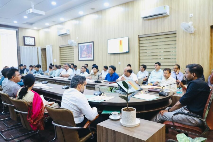 सीएम हेल्पलाइन में लंबित शिकायतों पर डीएम डॉ. आशीष चौहान सख्त, विभागों को दी कड़ी हिदायत