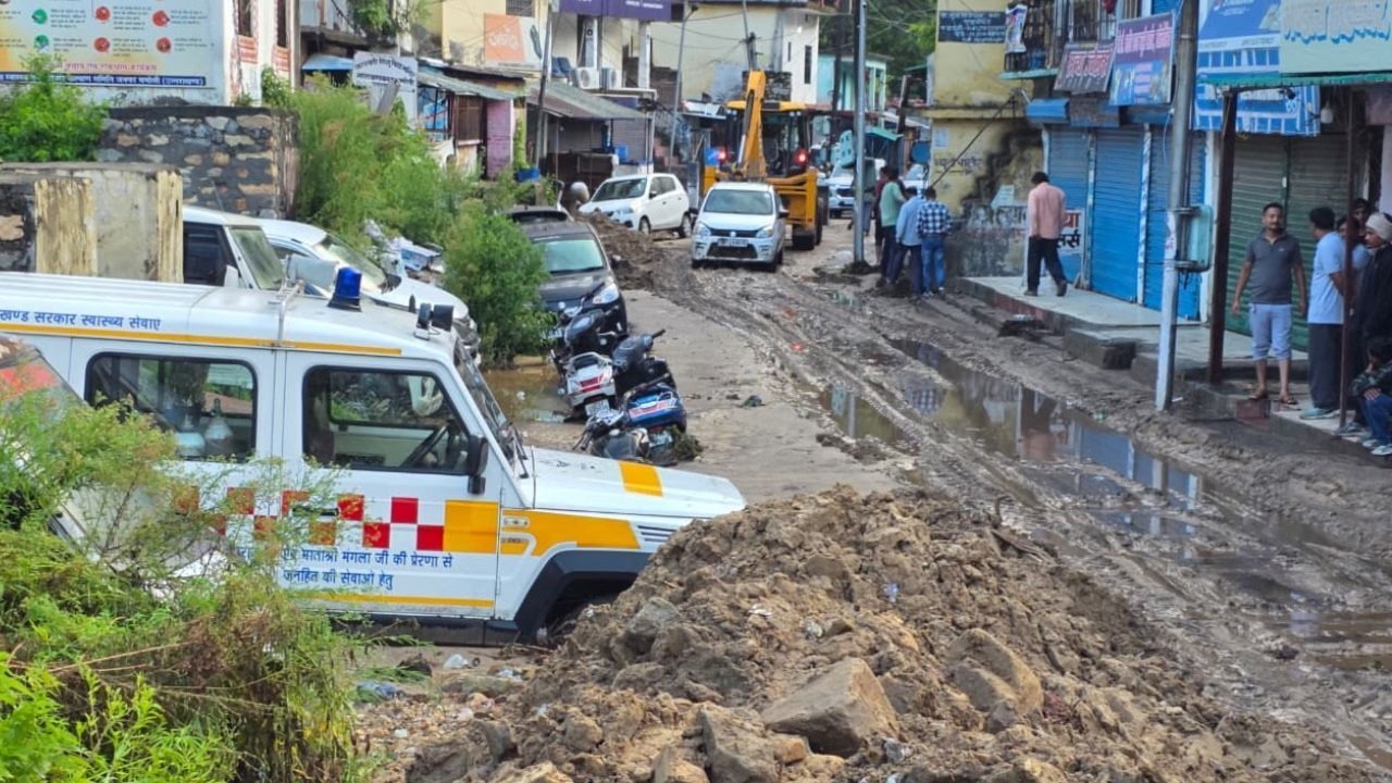 चमोली में मूसलाधार बारिश से भारी तबाही, नारायणबगड़ के जीआईसी में घुसा मलबा, गौचर बाजार में जलभराव