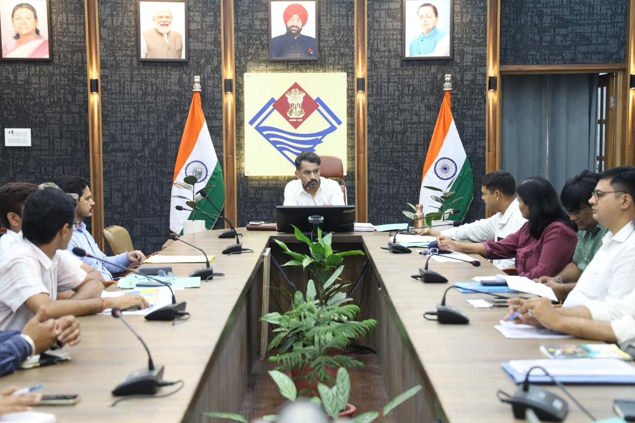 जनता की सुविधा सर्वाेपरि, विकास कार्यों में नहीं होगी किसी प्रकार की ढिलाई – डीएम डॉ. आशीष चौहान