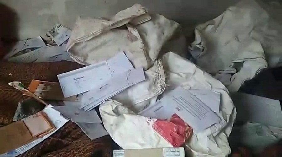 चमोली में डाक विभाग की बड़ी लापरवाही! पोस्टमैन के कमरे से बरामद हुईं डाक से भरी बोरियां, जांच के आदेश