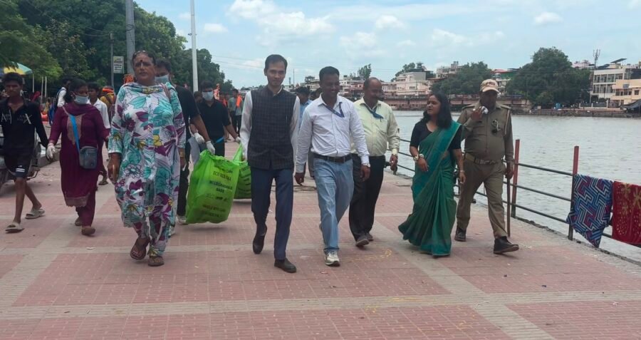 कांवड़ मेला–2026 में नगर निगम हरिद्वार की अभिनव पहल, सिंगल यूज़ प्लास्टिक के बदले दिए जा रहे कम्पोस्टेबल बैग, जागरूकता के माध्यम से पर्यावरण संरक्षण का संदेश