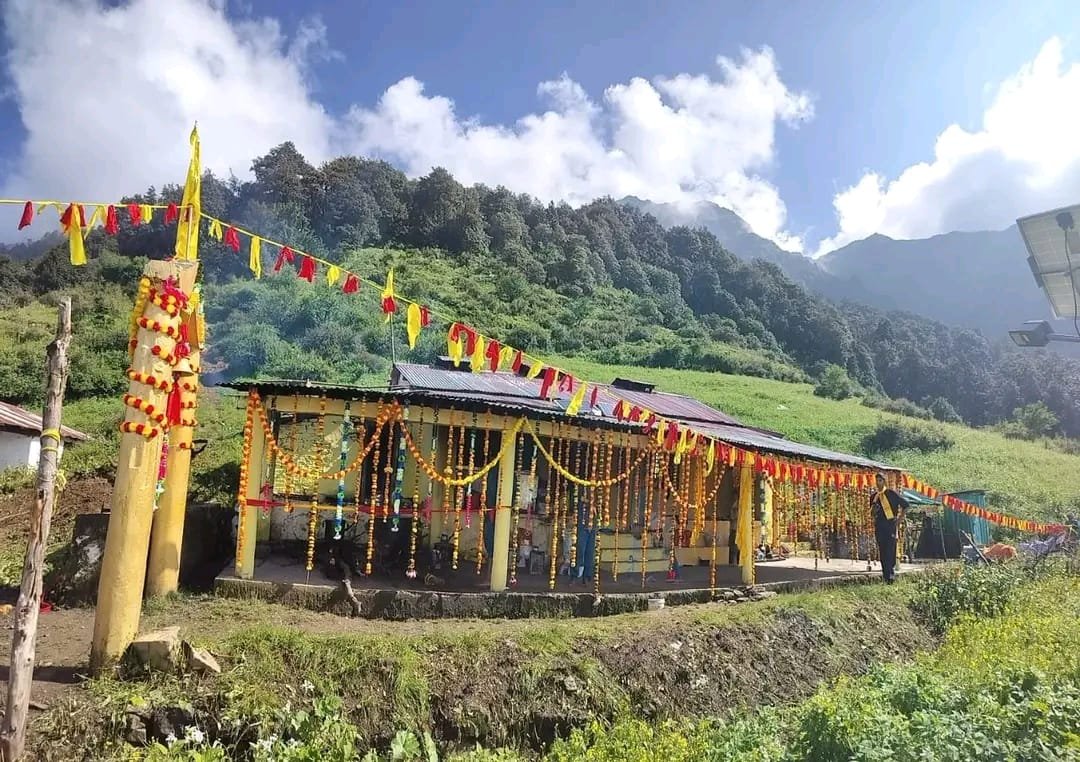 श्रावण संक्रांति पर खुले फ्यूंला नारायण मंदिर के कपाट, महिला पुजारी ने किया भगवान का पुष्प श्रृंगार