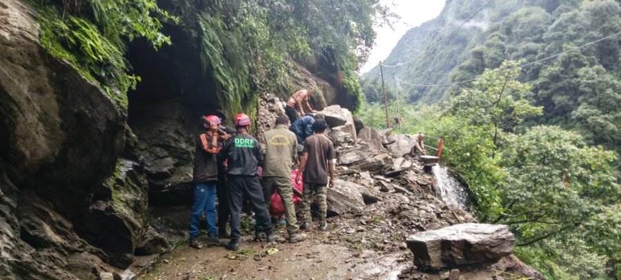 केदारनाथ पैदल मार्ग पर मलबा आने से मार्ग अस्थायी रूप से बाधित, मार्ग खोलने का कार्य युद्धस्तर पर जारी