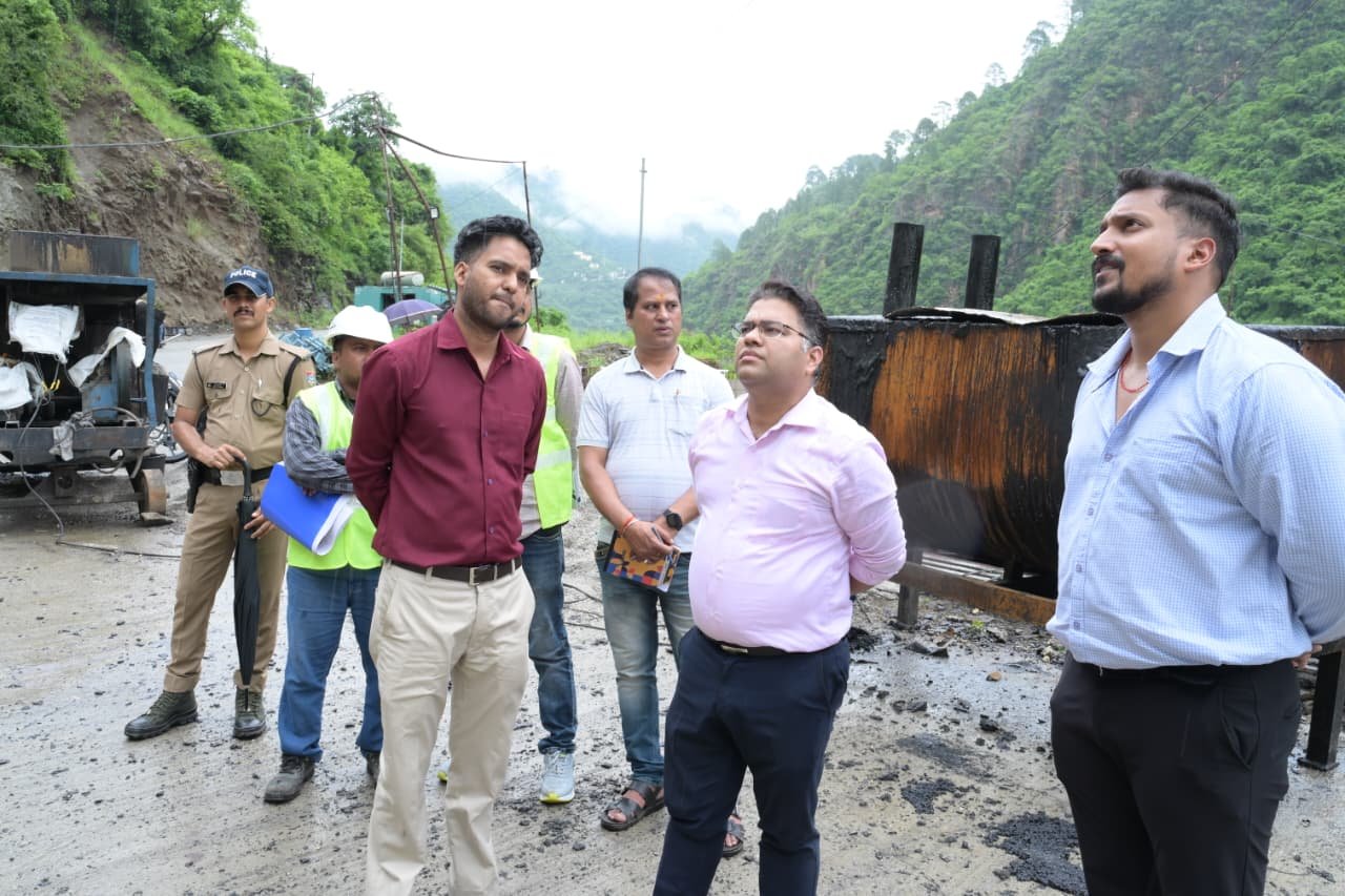 रुद्रप्रयाग बाईपास टनल के बाहरी स्लोप पर भूस्खलन, डीएम विशाल मिश्रा ने लगातार वर्षा के बीच प्रभावित स्थल का किया स्थलीय निरीक्षण, टनल पूरी तरह सुरक्षित, वैज्ञानिक जांच और दोबारा स्लोप ट्रीटमेंट के निर्देश