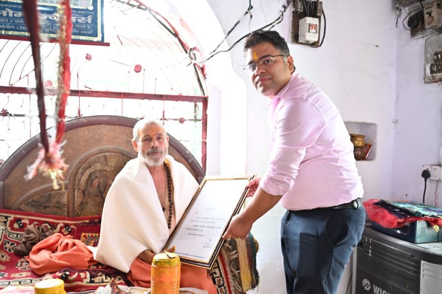 संत सम्मान से सशक्त हुई आध्यात्मिक परंपरा, गुरुपूर्णिमा पर मुख्यमंत्री की ओर से डीएम विशाल मिश्रा ने स्वामी धर्मानन्द जी महाराज को किया सम्मानित