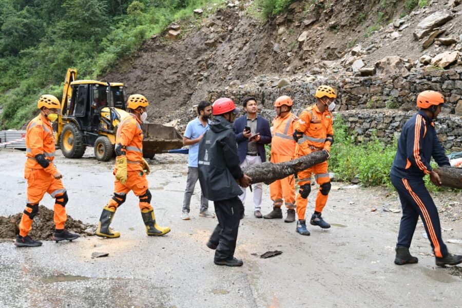 रुद्रप्रयाग में आपदा प्रबंधन को परखने के लिए व्यापक मॉक ड्रिल, संवेदनशील क्षेत्रों में राहत एवं बचाव का अभ्यास