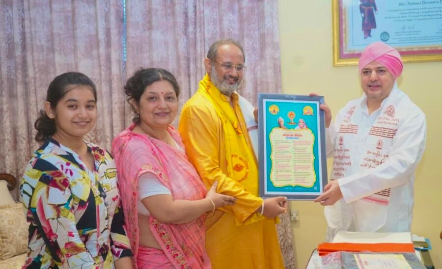 श्री दरबार साहिब में आध्यात्मिक समागम, शिक्षा और संस्कृति के क्षेत्र में सहयोग का नया अध्याय, अखिल विश्व गायत्री परिवार के आध्यात्मिक गुरु डॉ. चिन्मय पंड्या ने श्री महाराज जी से की शिष्टाचार भेंट