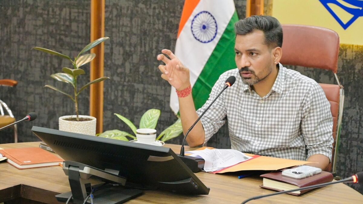 यातायात सुधार एवं पार्किंग व्यवस्था को लेकर डीएम डॉ. आशीष चौहान सख्त, माइक्रो लेवल प्लान तैयार कर कार्यों में तेजी लाने के निर्देश