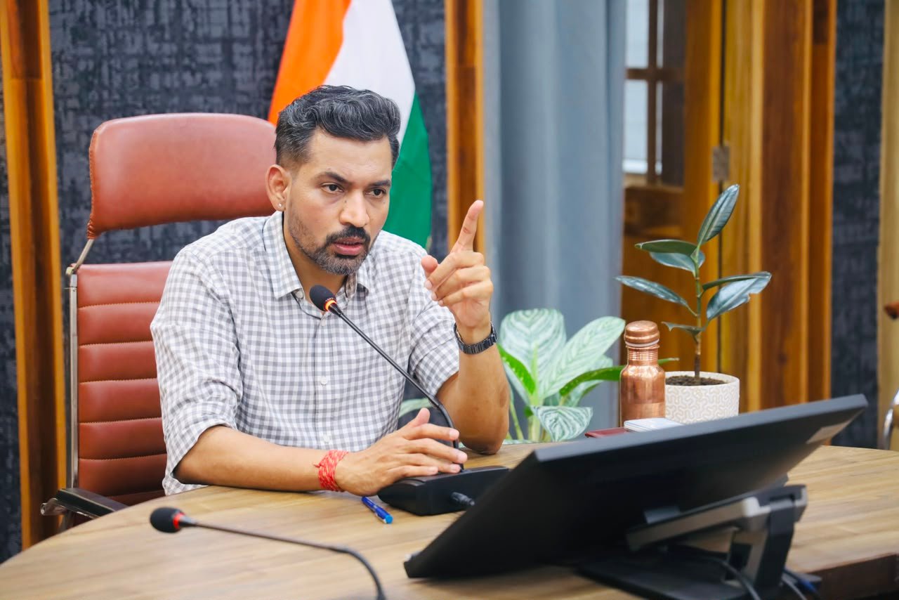 डीएम डॉ. आशीष चौहान ने की ई-आफिस प्रगति समीक्षा, तकनीकी समस्याओं के शीघ्र समाधान के साथ ई-ऑफिस व्यवस्था को प्रभावी एवं सुगम बनाने के दिए निर्देश