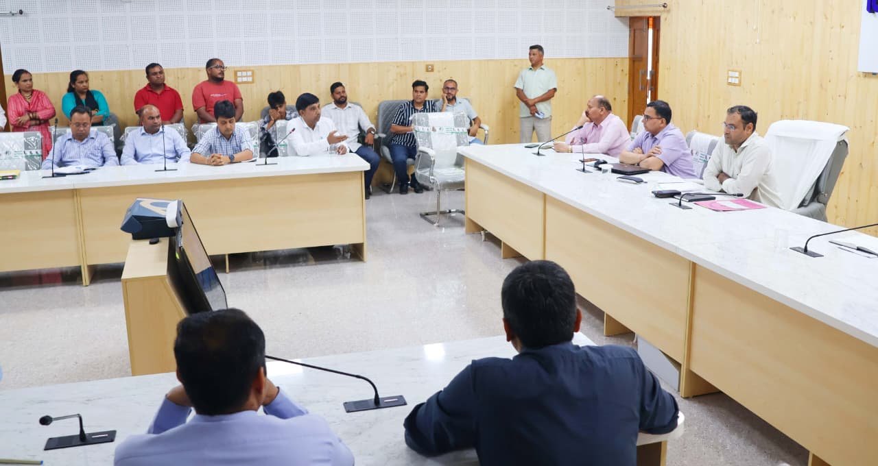 जनता मिलन में डीएम गौरव कुमार ने सुनीं शिकायतें, अधिकारियों को दिए त्वरित एवं गुणवत्तापूर्ण निस्तारण के निर्देश