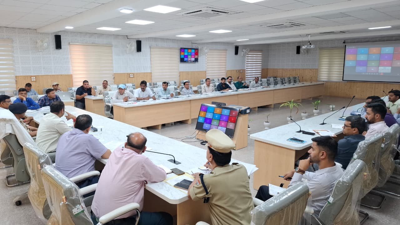 जन सुरक्षा सर्वोपरि, जर्जर भवनों को चिन्हित कर सील एवं ध्वस्तीकरण की कार्रवाई सुनिश्चित करें – डीएम गौरव कुमार