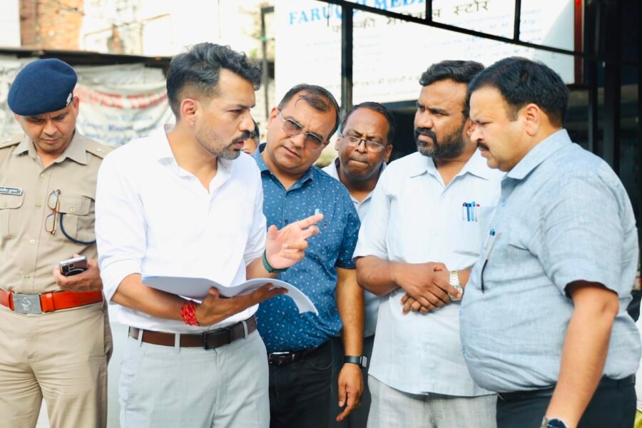 डीएम डॉ. आशीष चौहान ने आढ़त बाजार/तहसील चौक सड़क चौड़ीकरण परियोजना कार्य प्रगति का किया स्थलीय निरीक्षण, मुआवजा वितरण एवं दस्तावेजों के परीक्षण की प्रक्रिया निर्धारित समयसीमा में पूर्ण करने के निर्देश