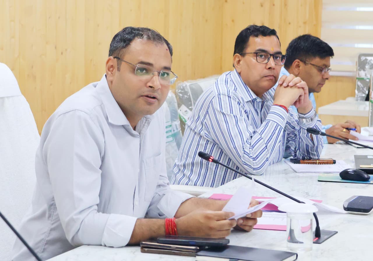 जनता मिलन में 22 शिकायतों का समाधान, पात्र व्यक्ति प्रधानमंत्री आवास योजना से वंचित न रहे – डीएम गौरव कुमार