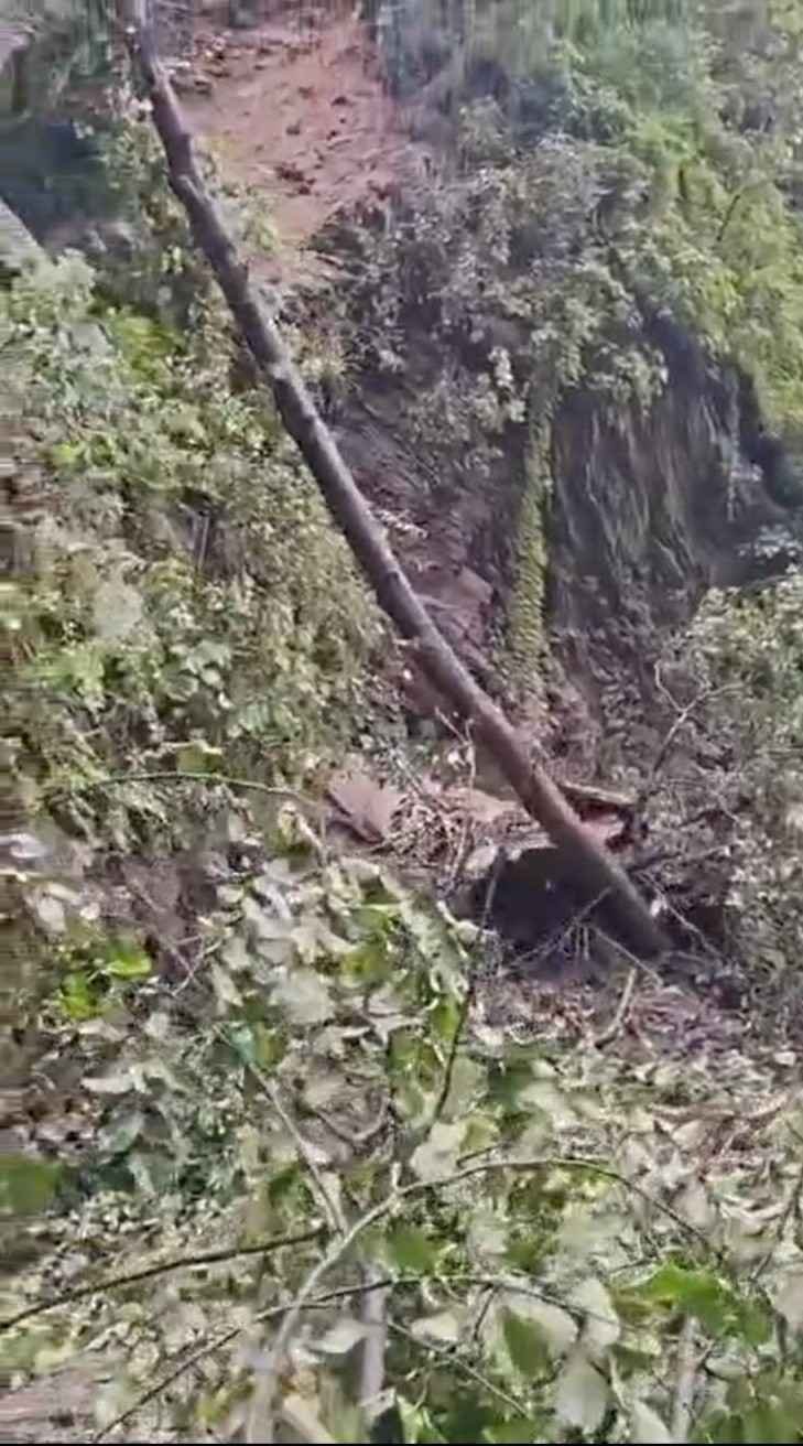 केदारनाथ पैदल मार्ग बंद, गौरीकुंड गेट से 200 मीटर आगे पहाड़ी से भारी भूस्खलन, रोकी गई यात्रियों की आवाजाही