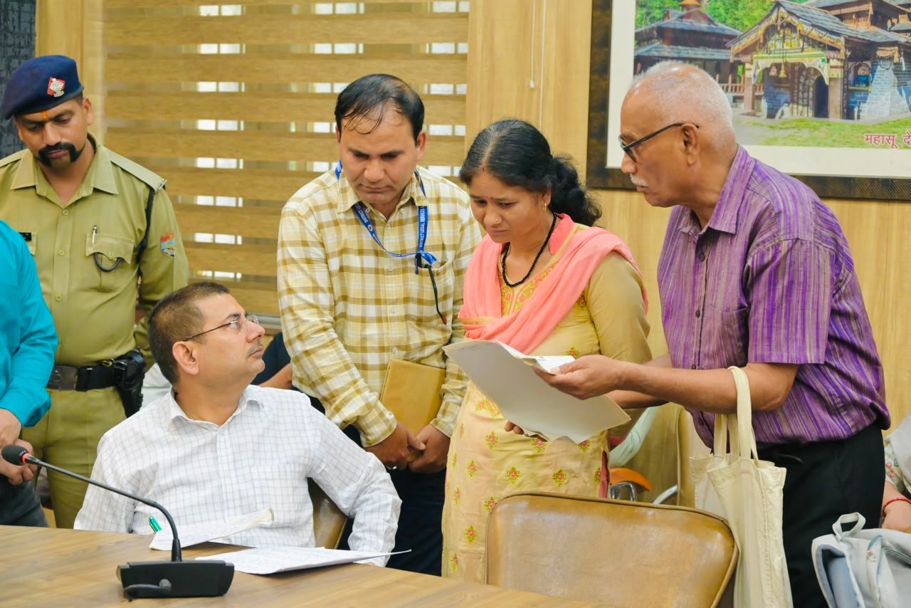 समाधान दिवस में उमड़ा फरियादियों का सैलाब, दर्ज हुईं 176 शिकायतें, जमीनी जालसाजी और अवैध कब्जों पर गिरेगी गाज, पैमाइश और जांच के आदेश