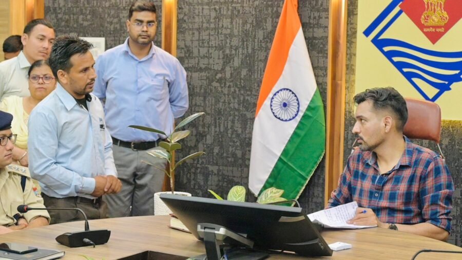 समाधान दिवस में डीएम डॉ. आशीष चौहान का सख्त एक्शन, लापरवाह अधिकारियों पर गिरी गाज