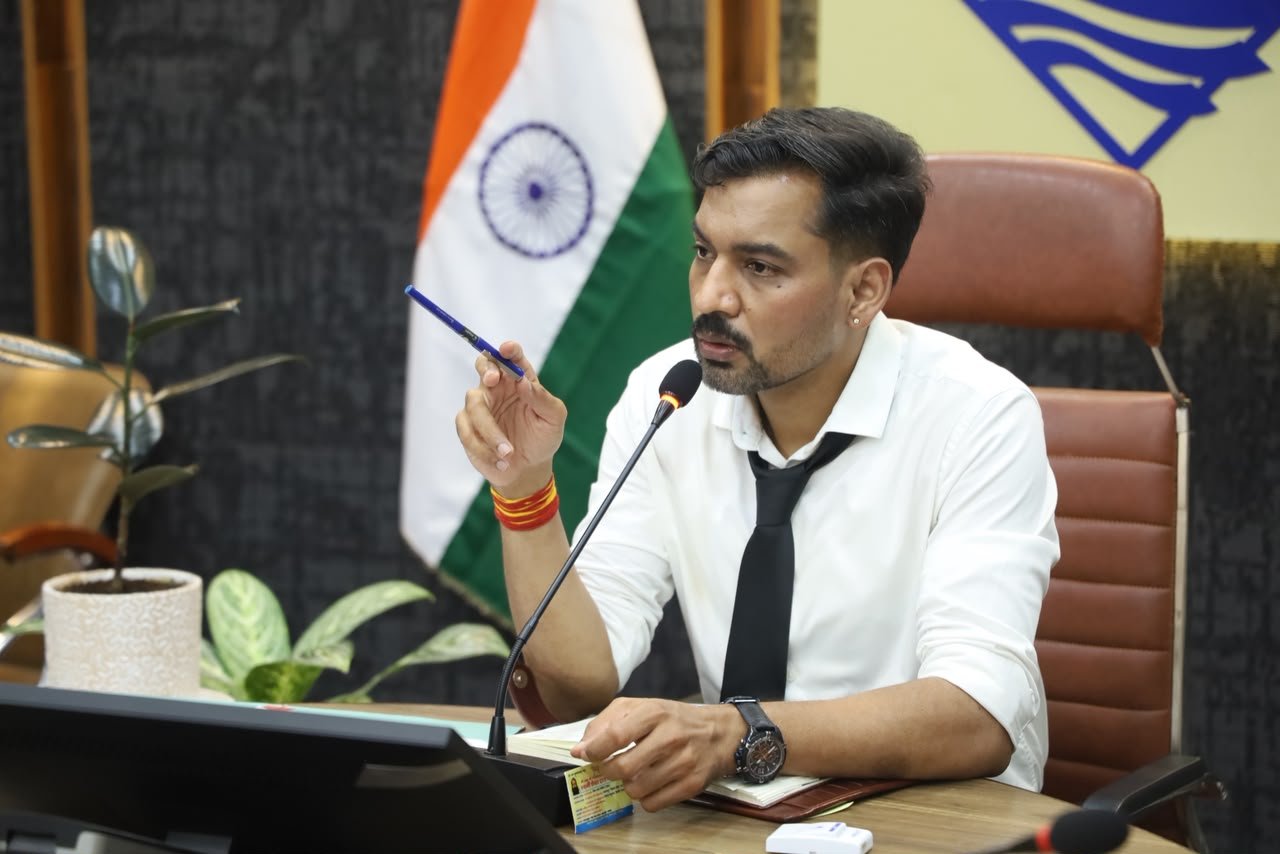 समाधान दिवस में डीएम डॉ. आशीष चौहान सख्त, 164 शिकायतों पर सुनवाई; लापरवाही पर अधिकारियों को चेताया