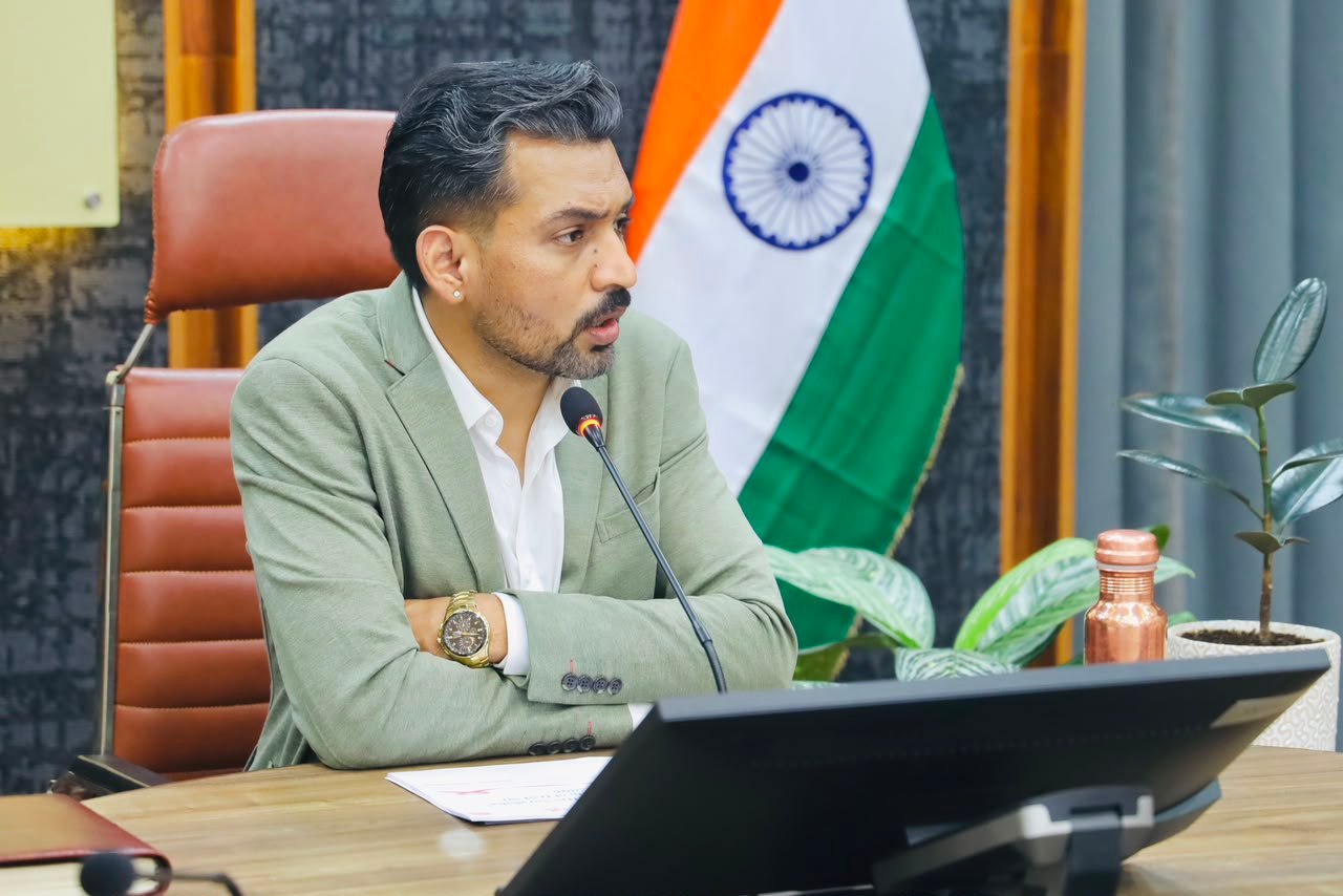एचआईवी AIDS मुक्त देहरादून का संकल्प, रोकथाम से उपचार तक कसेगा प्रशासन का शिकंजा, हाई रिस्क क्षेत्रों की होगी जीआईएस मैपिंग, डीएम डॉ. आशीष चौहान ने सैंपलिंग-टेस्टिंग बढ़ाने के दिए निर्देश