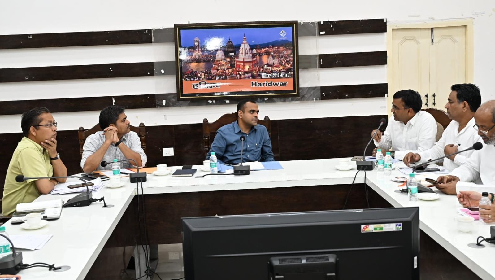 एसआईआर अभियान को लेकर डीएम मयूर दीक्षित ने राजनीतिक दलों के प्रतिनिधियों के साथ की बैठक, बोले- मतदाता सूची को शुद्ध, अद्यतन एवं त्रुटिरहित बनाना अभियान का उद्देश्य, पात्र व्यक्ति का नाम नहीं हटेगा