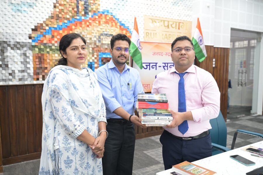 “ज्ञान का वृक्ष” अभियान को मिली नई गति, आरटीओ धर्मेंद्र सिंह बिष्ट ने डीएम विशाल मिश्रा को भेंट कीं 08 प्रेरणादायक पुस्तकें