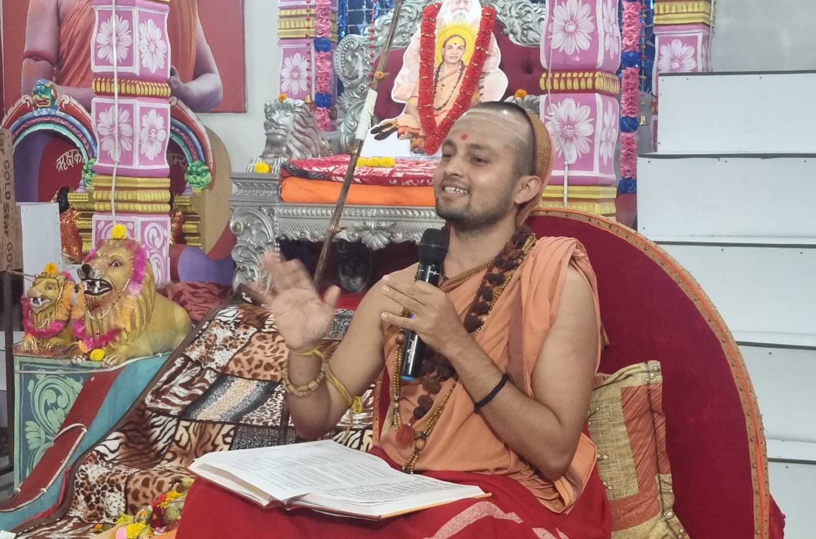 सावन महीने में शिवपुराण महिमा से गूंज रहा शंकराचार्य का मठ