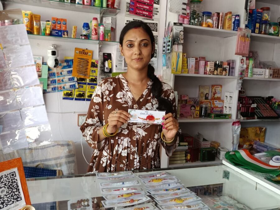 मालदेवता में सास-बहू की जोड़ी ने राखी कारोबार से मचाई धूम, एनआरएलएम से जुड़ी ग्रामीण महिलाएं राखी निर्माण से कर रहीं अच्छा कारोबार, दून के मॉल और सचिवालय में लगेंगे स्टॉल