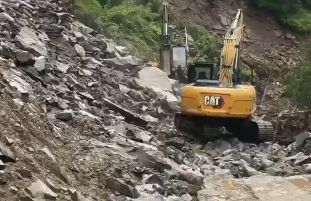 भूस्खलन से गंगोत्री और यमुनोत्री राष्ट्रीय राजमार्ग कई स्थानों पर बाधित, यात्रियों से सतर्क रहने की अपील