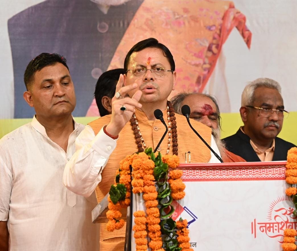 मुख्यमंत्री ने स्वास्थ्य सेवा शिविर का किया शुभारंभ, श्रद्धालुओं को अपने हाथों से परोसा भोजन