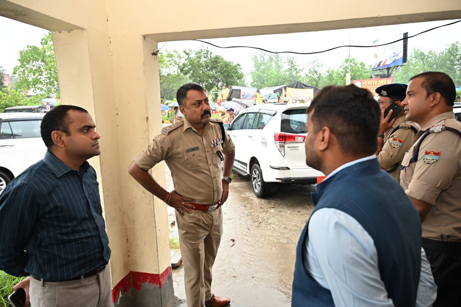 भारी वर्षा के बीच कांवड़ यात्रा व्यवस्थाओं का जायजा लेने नारसन बॉर्डर पहुंचे डीएम मयूर दीक्षित एवं एसएसपी नवनीत सिंह भुल्लर, कहा – श्रद्धालुओं की सुरक्षा सर्वोच्च प्राथमिकता, प्रशासन की गाइडलाइन का पालन करने की अपील