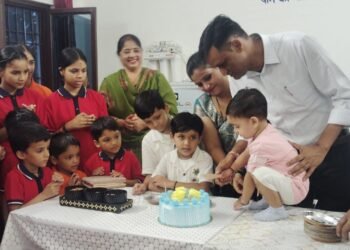 एसडीएम संदीप कुमार की पहल बनी मिसाल, नेताजी सुभाष चंद्र बोस आवासीय छात्रावास के बच्चों के बीच मनाया बेटे का जन्मदिन