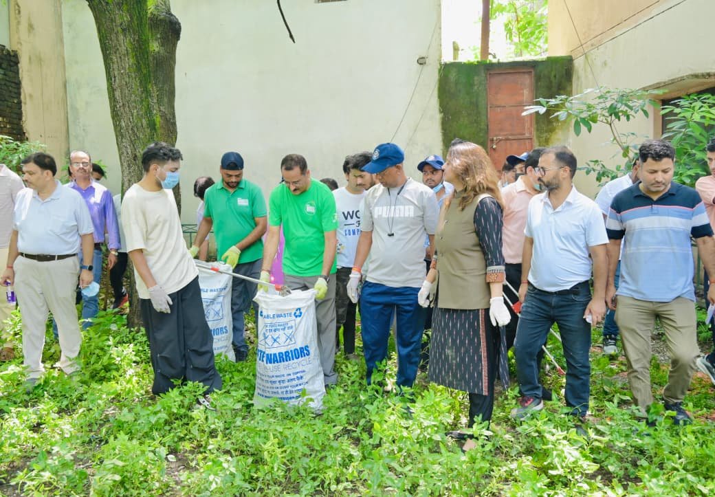 विशेष स्वच्छता अभियान में डीएम एवं सचिव विधिक सेवा प्राधिकरण ने किया प्रतिभाग, 100 से अधिक लोग बने इस अभियान का हिस्सा