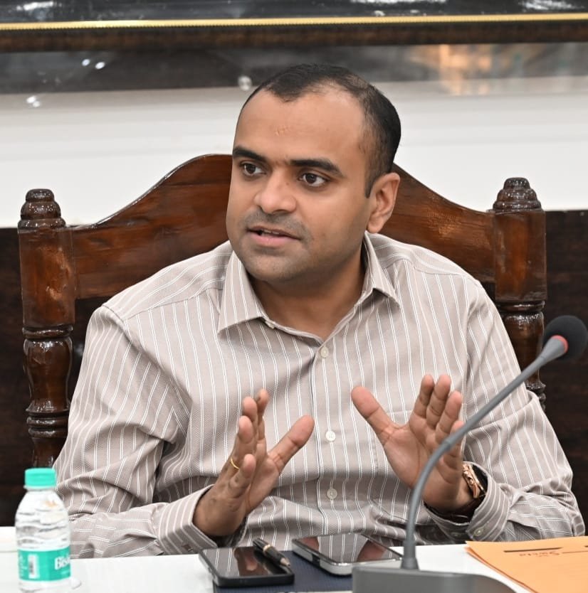 भारी बारिश में कांवड़ियों की सुरक्षा को प्रशासन अलर्ट, गंगा घाटों पर बढ़ाई निगरानी, डीएम मयूर दीक्षित की अपील – तेज बहाव वाले क्षेत्रों में जाने से बचें, प्रशासन के निर्देशों का करें पालन