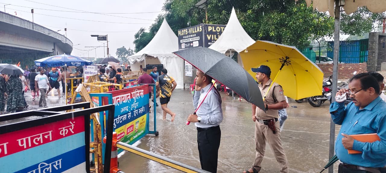 भारी बारिश में भी आस्था का सैलाब, हरिद्वार में डाक कांवड़ियों की उमड़ी भीड़, जीरो ग्राउंड पर उतरे डीएम मयूर दीक्षित, शंकराचार्य चौक से लेकर जलभराव वाले क्षेत्रों का लिया जायजा
