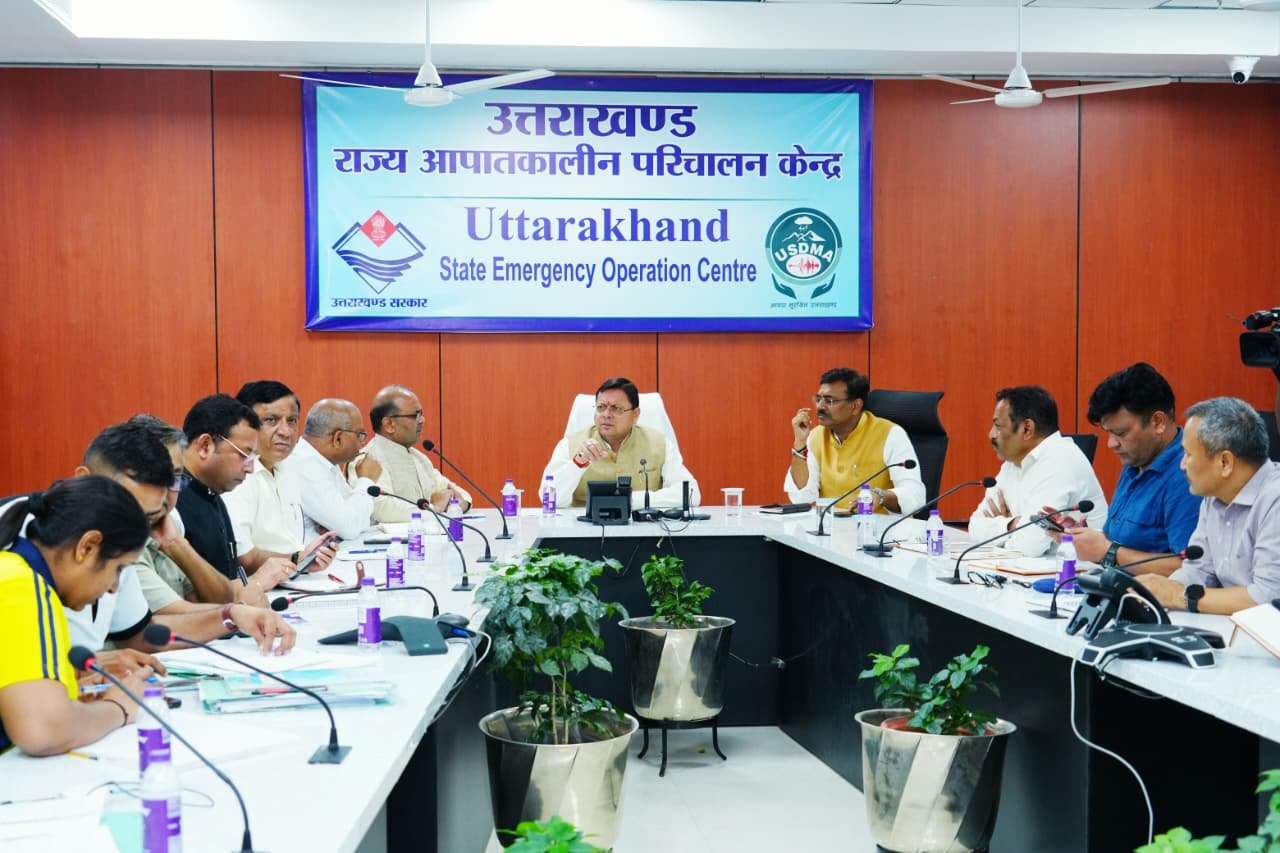 मुख्यमंत्री पुष्कर सिंह धामी देर रात्रि आपदा परिचालन केंद्र पहुंचे, टीएचडीसी टनल हादसे पर युद्धस्तर पर रेस्क्यू अभियान के निर्देश