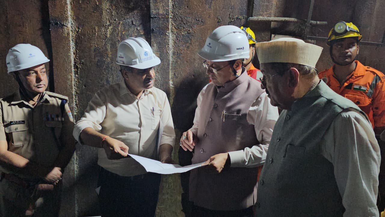मुख्यमंत्री पुष्कर सिंह धामी ने टीएचडीसी टनल हादसे का किया स्थलीय निरीक्षण, रेस्क्यू अभियान का लिया जायजा