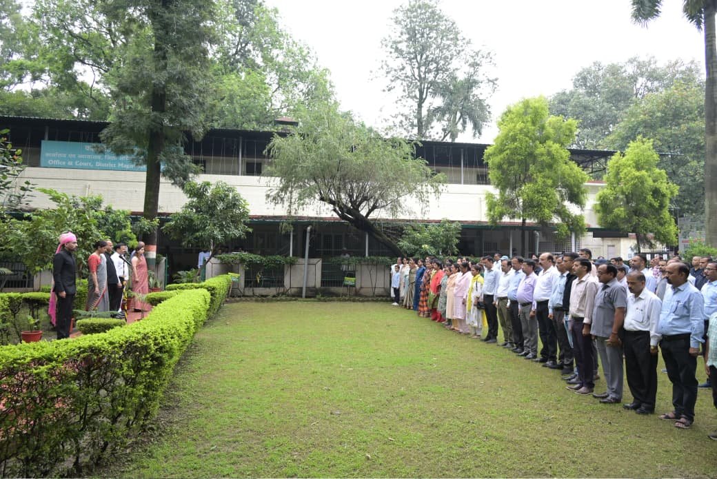 स्वतंत्रता दिवस पर जिलाधिकारी डॉ. आशीष चौहान ने कलेक्ट्रेट परिसर में किया ध्वजारोहण, कहा – स्वतंत्रता हमें बहुत बड़ी कुर्बानियों के बाद मिली है, इसकी रक्षा करना हम सभी की जिम्मेदारी