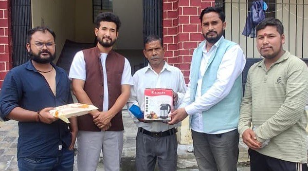 स्वतंत्रता दिवस पर यूकेडी ने वृद्धाश्रम और आश्रम पद्धति में बांटी मिठाई