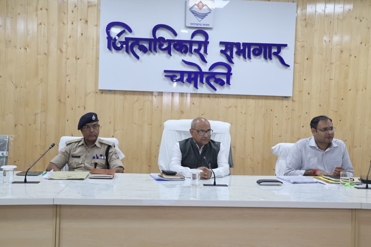 आयुक्त गढ़वाल मंडल ने आपदा प्रभावित क्षेत्रों की व्यवस्थाओं को लेकर ली समीक्षा बैठक, बंद सड़कों और पेयजल लाइनों को तत्काल खोलें, आपदा प्रभावित क्षेत्रों में तेजी से राहत पहुंचाने के निर्देश