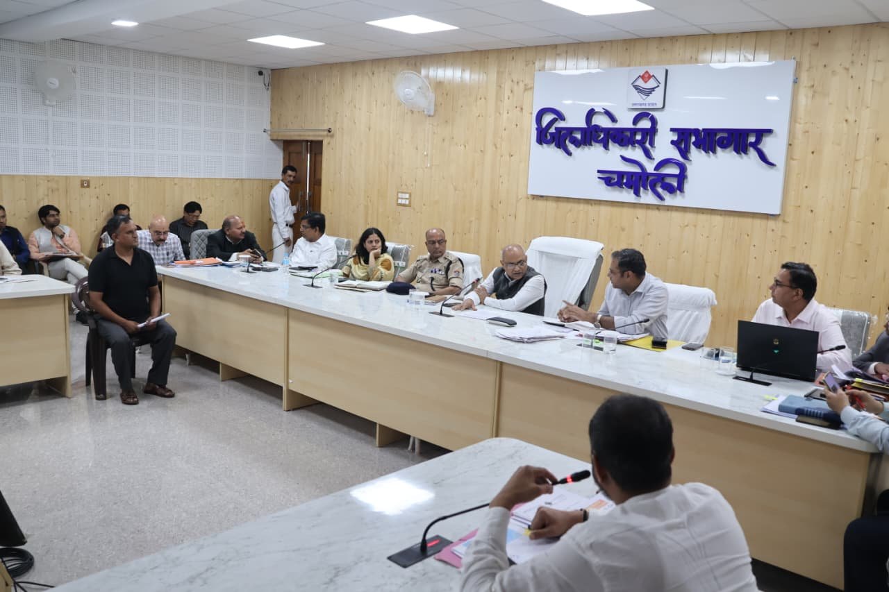 फील्ड में बढ़ाएं भ्रमण, मौके पर जाकर दूर करें जनसमस्याएं – आयुक्त