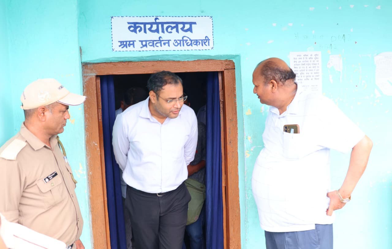 श्रमिकों को सरल और पारदर्शी सेवाएं देना प्राथमिकता – डीएम गौरव कुमार