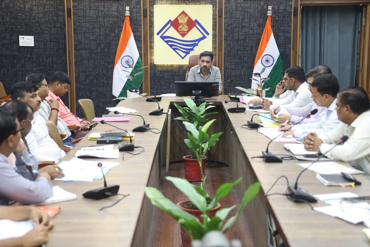 राजस्व वसूली में ढिलाई पर डीएम डॉ. आशीष चौहान सख्त, अधिकारियों को दी कड़ी चेतावनी