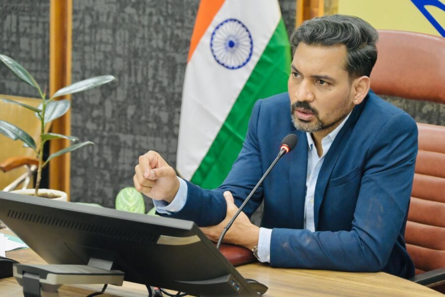 सड़क सुरक्षा पर डीएम डॉ. आशीष चौहान का सख्त एक्शन, ब्लैक स्पॉट होंगे सुरक्षित, हर माह होगी प्रगति समीक्षा, संवेदनशील स्थलों का लार्ज स्केल पर होगा सर्वे, अनधिकृत मीडियन क्रॉसिंग तुरंत बंद करने के निर्देश
