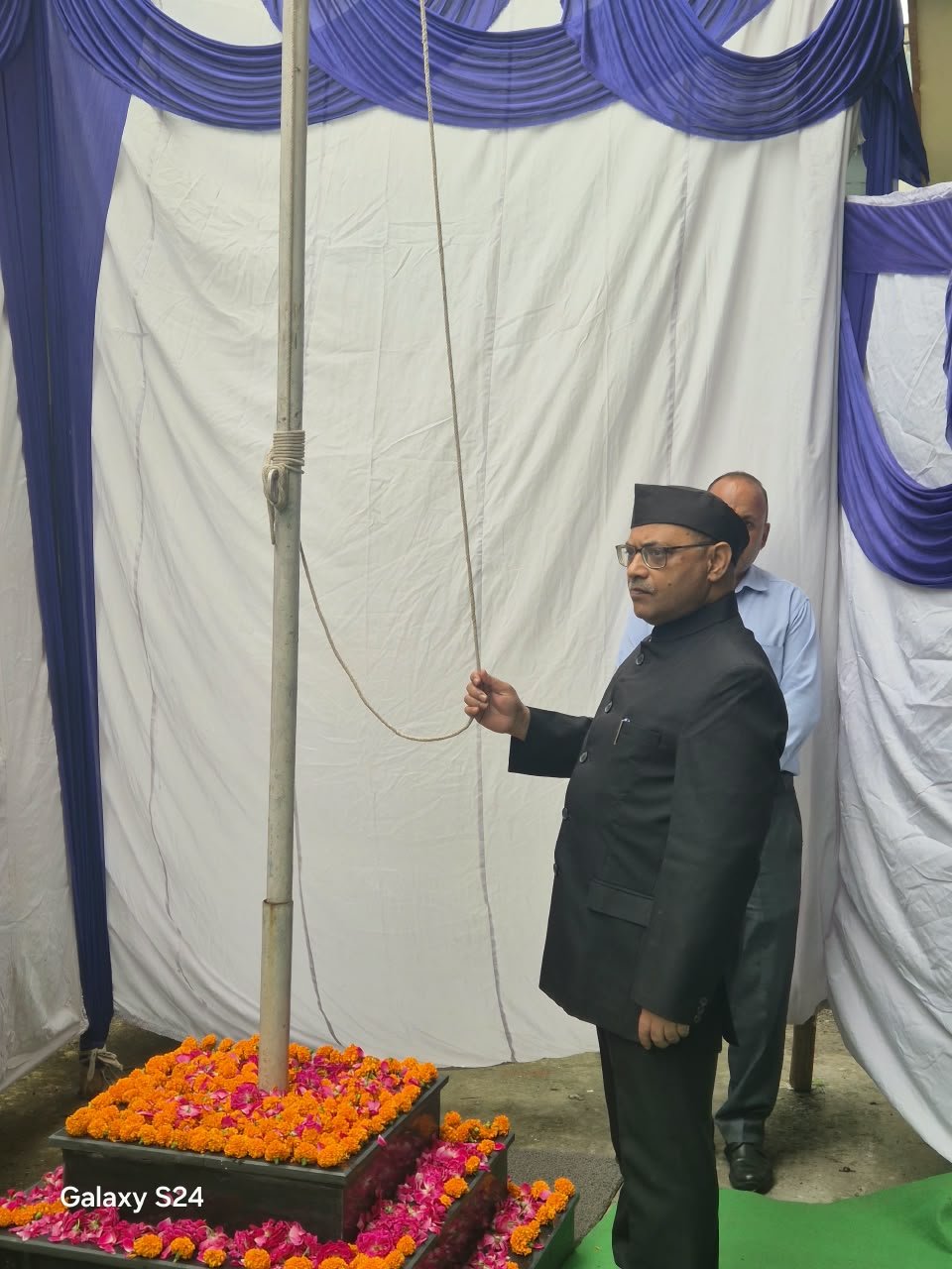 आयुक्त कैंप कार्यालय में आयुक्त आनंद स्वरूप ने किया ध्वजारोहण, स्वतंत्रता सेनानियों के बलिदान को किया नमन, अधिकारियों-कर्मचारियों से ईमानदारी एवं निष्ठा से कर्तव्यों के निर्वहन का आह्वान