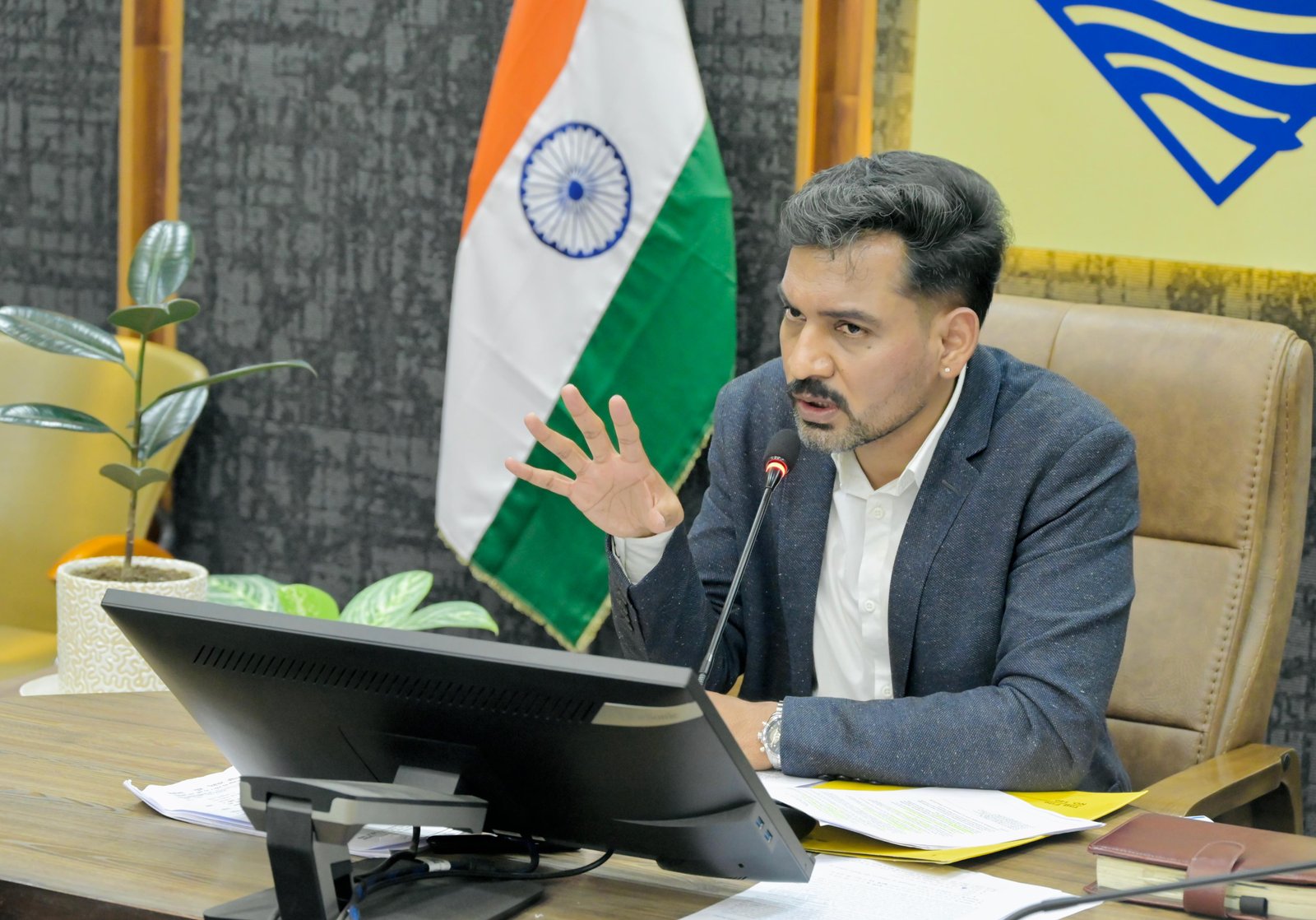 मतदाता पुनरीक्षण को लेकर राजनीतिक दलों के साथ डीएम डॉ. आशीष चौहान की अहम बैठक, मतदाता सूची में नाम जोड़ने और संशोधन के लिए 49743 आवेदन, 10235 नामों पर आपत्तियां