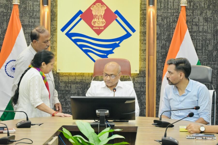 समाधान दिवस में उमड़ी फरियादियों की भीड़, गढ़वाल आयुक्त आनंद स्वरूप ने अधिकांश मामलों का मौके पर किया निस्तारण, 180 दिन से अधिक लंबित शिकायतों पर जताई नाराजगी
